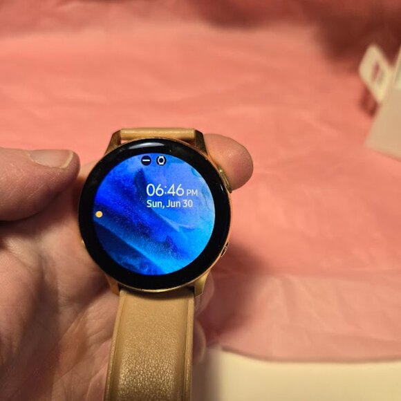 Samsung Galaxy Active 2 Watch Gold 40mm w/ original box LTE / Bluetooth / WIFI - Picture 6 of 9